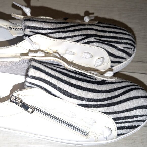 White Zebra Zipper Sneaker - NEW Womens Size 10 - Picture 3 of 4